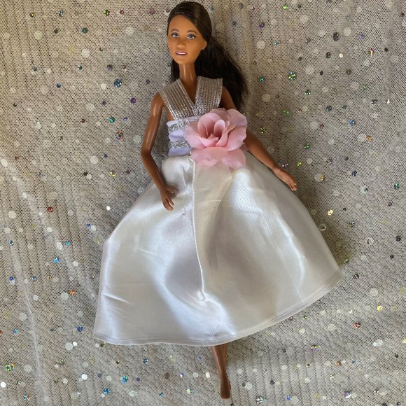 Set of Two Barbie Dolls with Change of Evening Gowns - Picture 7 of 7